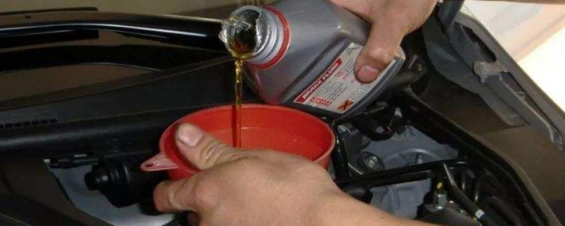 了解一下：刹车油多久换一次(刹车油的更换去哪里)  第1张