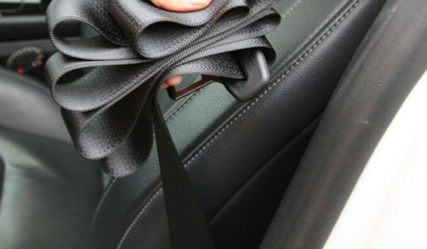 下雨没关车窗算泡水车吗(泡水车可以过户吗)  第2张