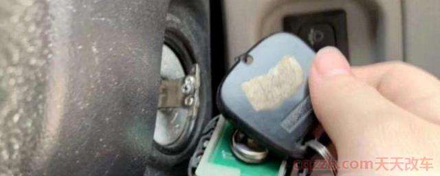 车钥匙拔不下来(钥匙卡住强行拔出会怎么样)  第1张