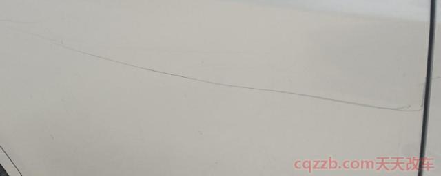 车门被刮了凹一道划痕(车漆多久需要抛光一次)