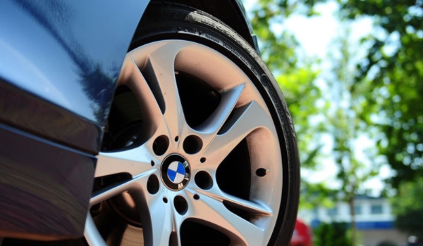 解密一下：车轮胎没气了还能开吗(机动车辆的轮胎更换的注意事项)  第2张