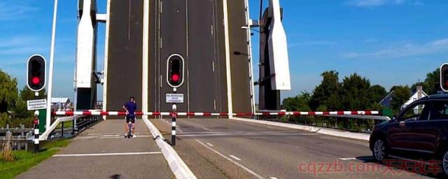 红灯亮后一秒内通过能拍到么(汽车闯红灯的危害) 第1张