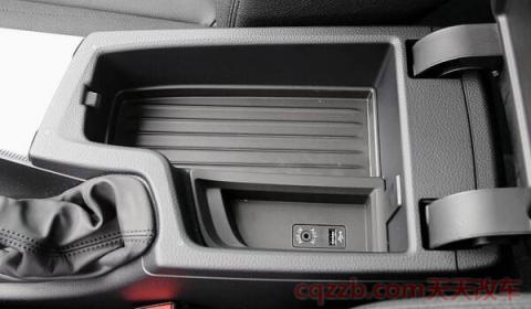 宝马扶手箱里的座充怎么用(宝马扶手箱里的插头的作用) 第3张