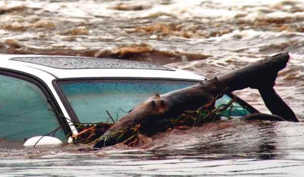 副驾驶进多少水算严重(泡水车影响过户吗)  第2张