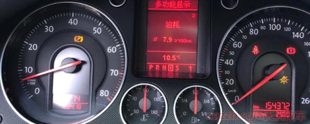 老迈腾驻车p亮黄灯带斜杠(电子手刹和自动驻车的区别)