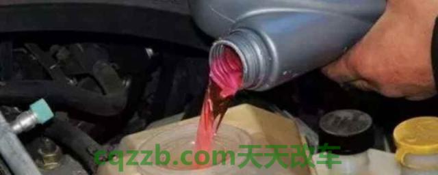 发动机水箱加什么水(车辆防冻液多久更换一次) 第1张