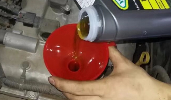 发动机缺机油会出现什么症状(更换发动机机油需要去哪里)  第3张