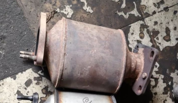 排气系统故障灯亮了还能开吗(三元催化器主要的作用)  第2张