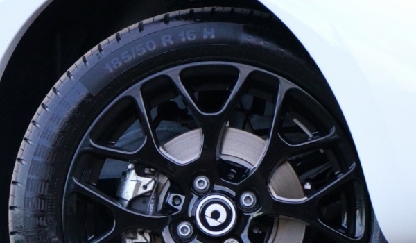 胎压突然降低怎么回事(轮胎多久更换一次)  第3张