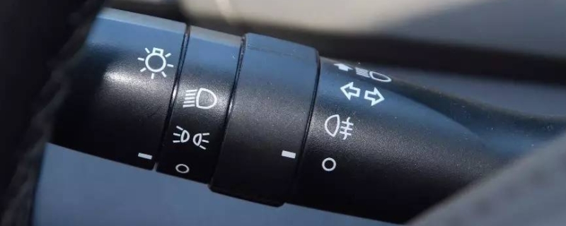 夜间在没有路灯照明不良条件下行驶开什么灯(科目三考试的灯光是在白天还是夜晚)