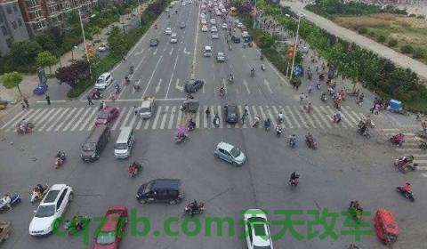 没有信号灯的路口怎么打灯光(行驶到没有信号灯的路口需要注意什么)  第3张