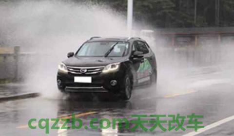 下雨天开什么灯(车灯损坏年检能通过吗) 第3张