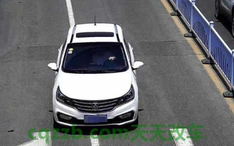 变道不及时前轮压白线(压白线的处罚标准)  第2张