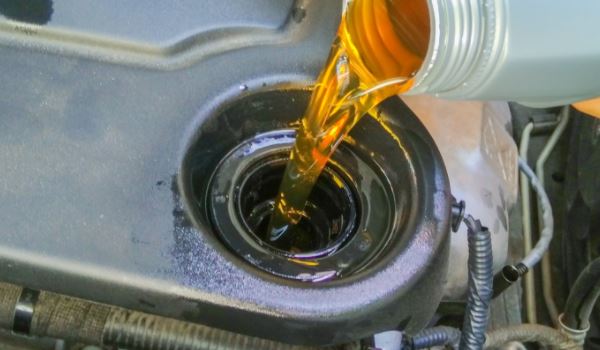 汽车多久换一次机油(车辆更换机油可以去哪里)  第3张