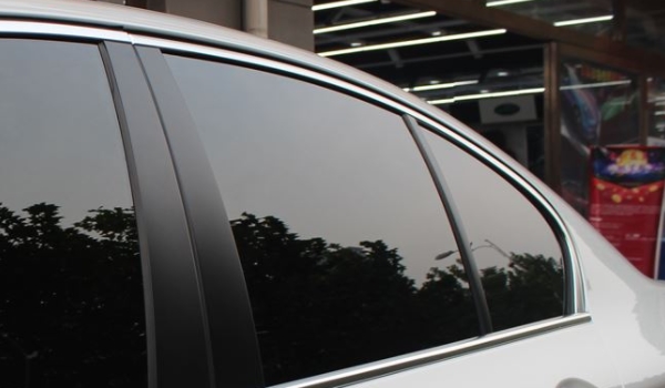 贴膜里面有毛要紧吗(车辆玻璃贴膜的注意事项)  第2张