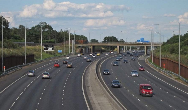 车辆在高速公路匝道上可以停车吗(高速公路行驶需要注意什么)  第2张