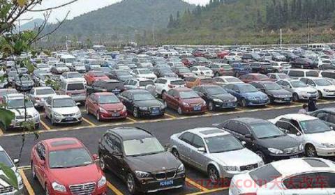 禁止临时停车、长时间停车的标志(在不允许停车路段停车如何处罚)  第2张
