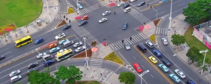 右转车让左转车还是左转车让右转车(通过交通信号灯路口需要注意什么)