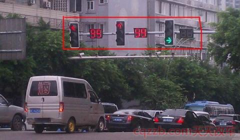 每次快到红绿灯都来不及降档(交通信号灯路口有警察指挥听谁的)  第2张
