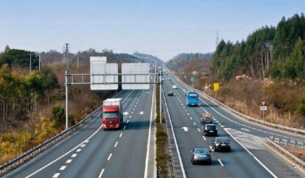 高速上能跟在大货车后面吗(上高速公路行驶的注意事项)  第2张