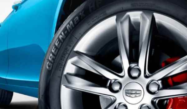 2万公里爆胎了需要换一对吗(车辆轮胎更换的注意事项) 第2张