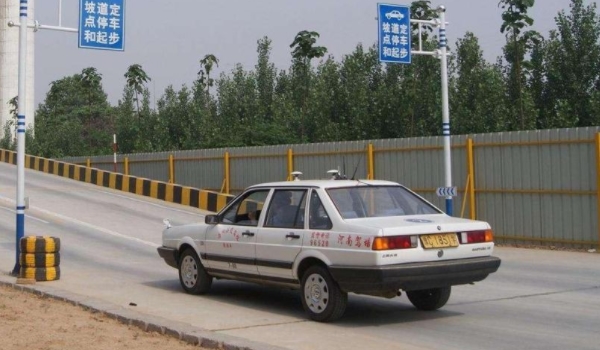 倒车入库后视镜压线合格吗(机动车驾驶证科目二可以考几次)  第3张