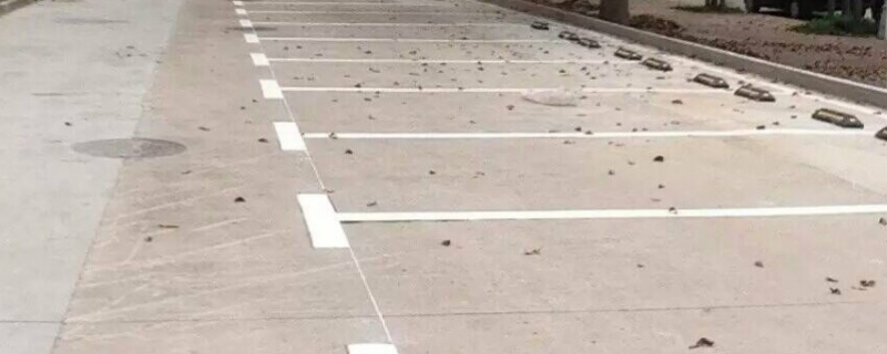 白色停车位是免费的么(车辆停放需要注意什么)