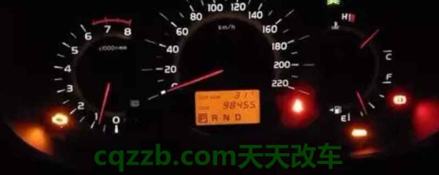 仪表盘tc灯亮是什么故障(仪表盘损坏可以不维修吗)  第1张