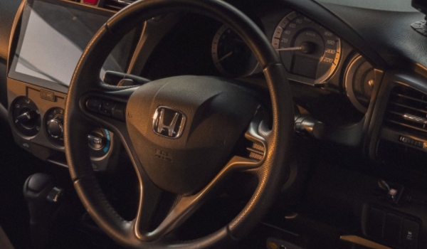 说说：新车方向盘有点偏右正常吗(方向盘向右偏或向左偏有什么影响)  第3张