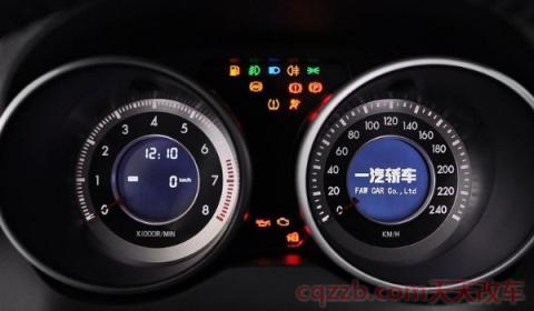 油箱内燃油已到最低液面标志(车辆加油加多少好) 第3张